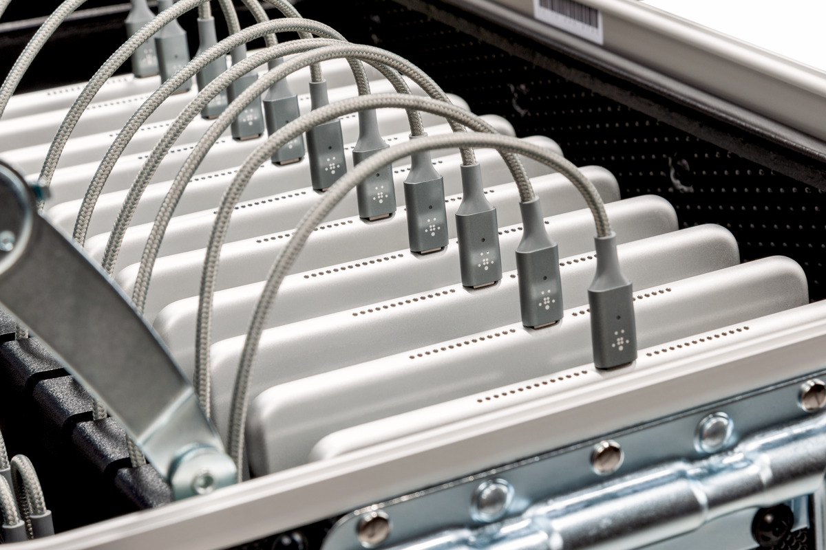 Case i16 CHARGE&SYNC für 16 Geräte, inkl. USB-A auf Lightning / LED-Kabel - Image 4