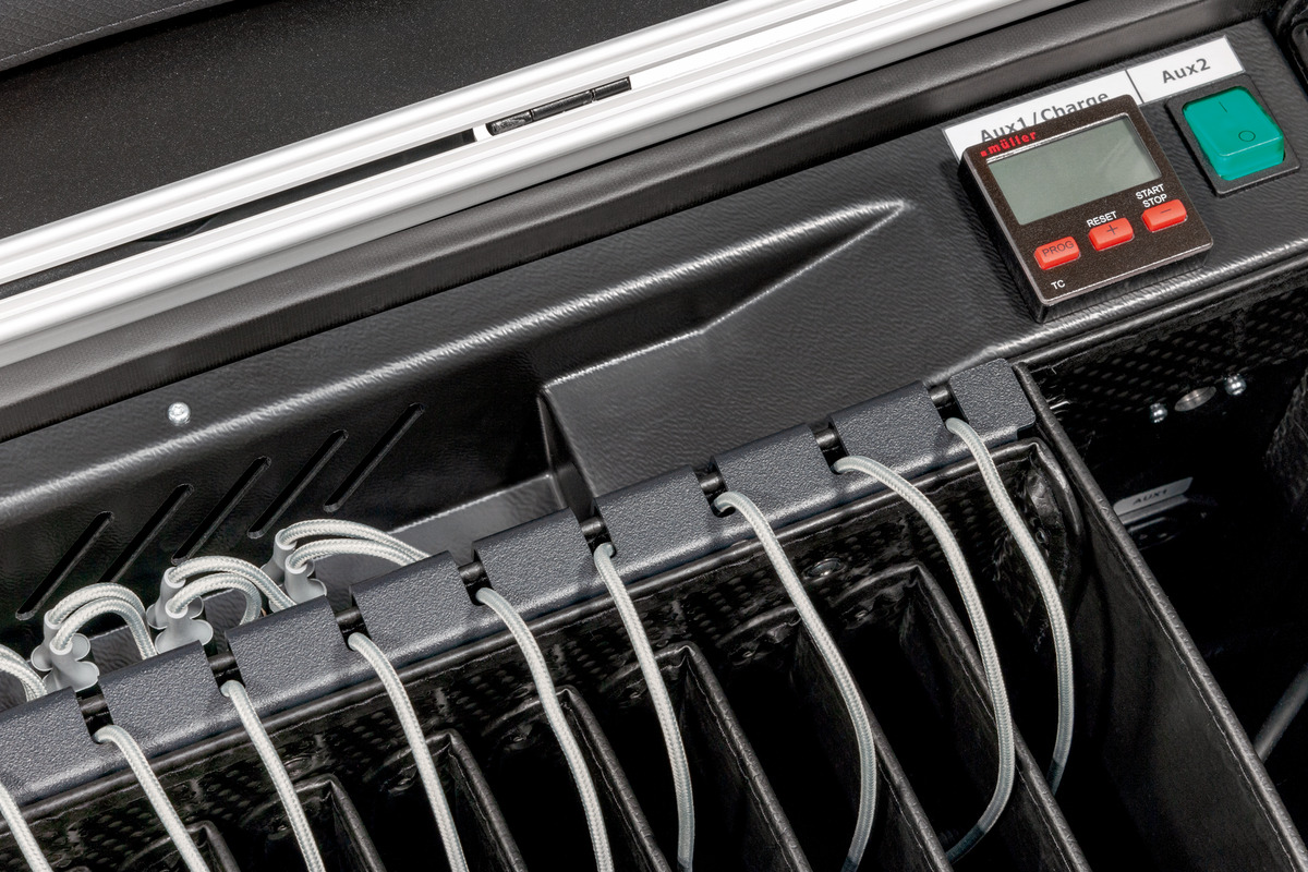 Case i16 CHARGE&SYNC für 16 Geräte, inkl. USB-A auf Lightning / LED-Kabel - Image 5